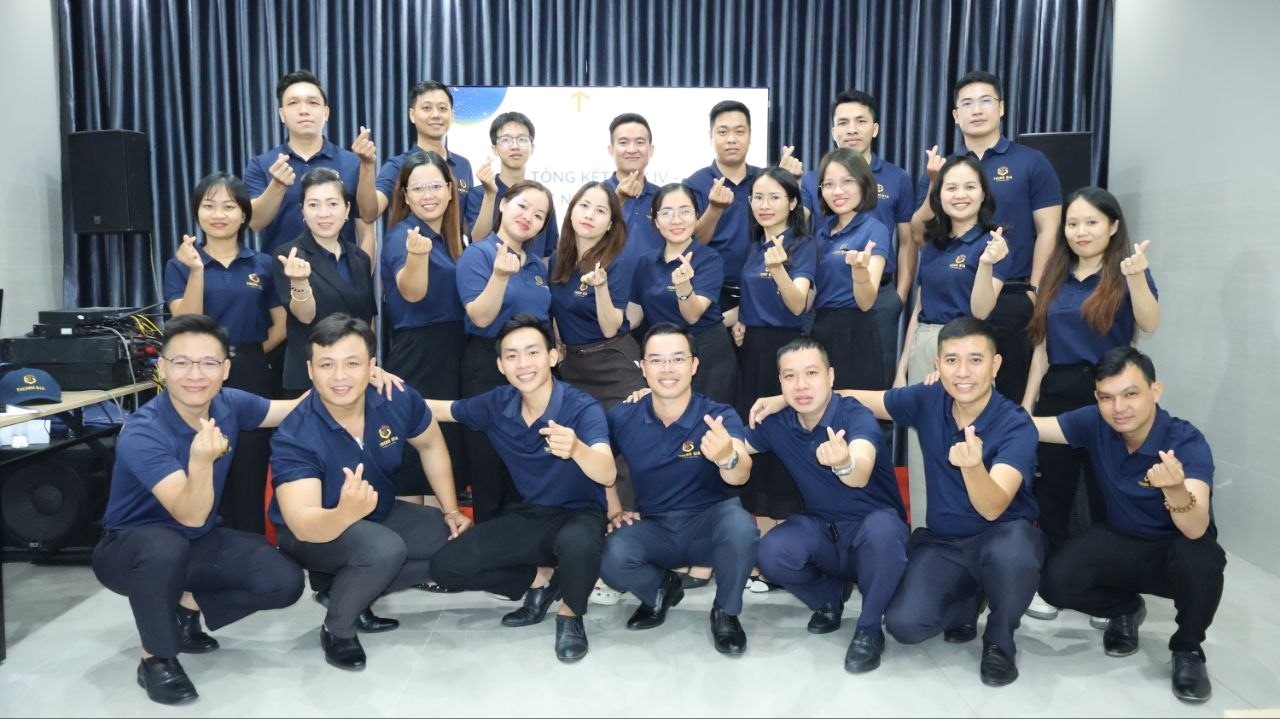 Đội ngũ Sơn Thịnh Gia trong đồng phục thương hiệu