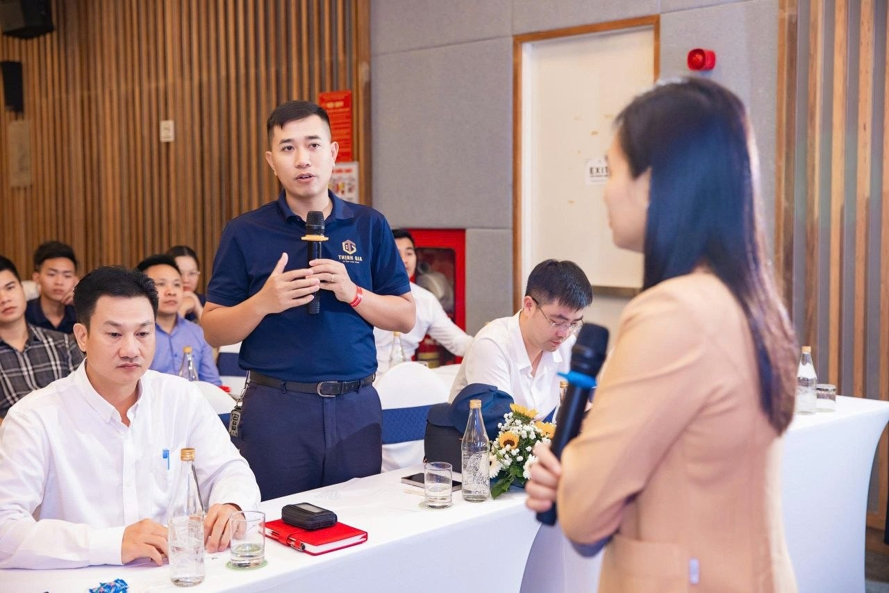 Sơn Thịnh Gia trong một buổi trao đổi chuyên môn bất động sản
